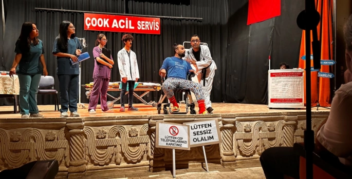 Nusaybin Anadolu Lisesinin tiyatro gösterisi ayakta alkışlandı